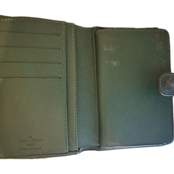 Louis Vuitton Green Textured Wallet - Picture 7 of 11
